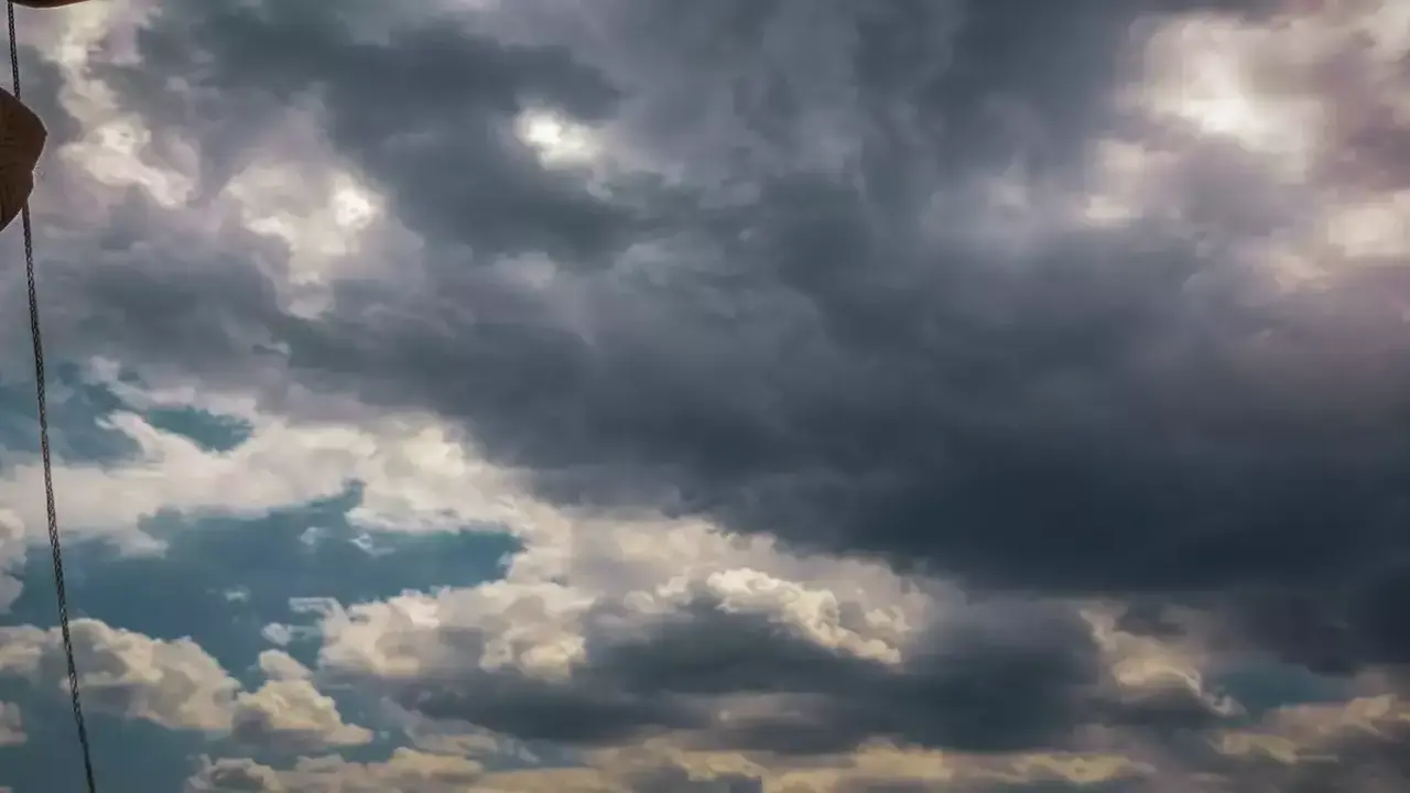 أجواء متقلبة وأمطار رعدية قوية تضرب 13 محافظة خلال الساعات المقبلة